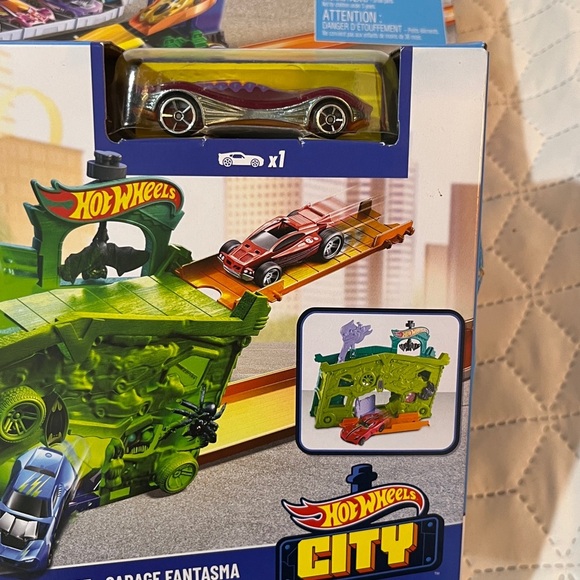 Hot Wheels City Stunt Garage Ghost Garage Car Wash Set - Picture 7 of 12